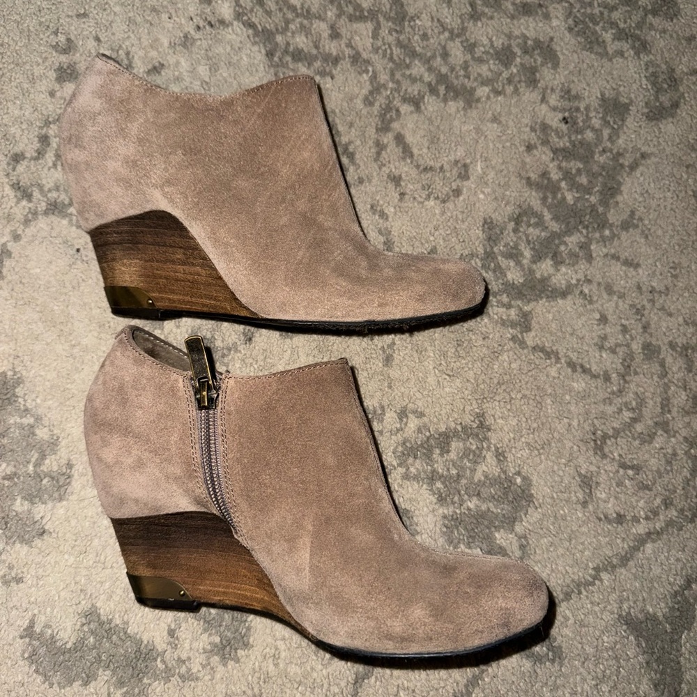 Vince Camuto Women's HAMIL Bootie Smoke Taupe Aged Suede. Possible size 7-7 1/2